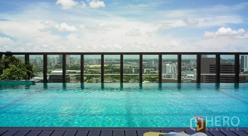 公寓 出租在Pathum Wan, Bangkok - 屋顶无边际泳池，玻璃栏杆与曼谷全景天际线