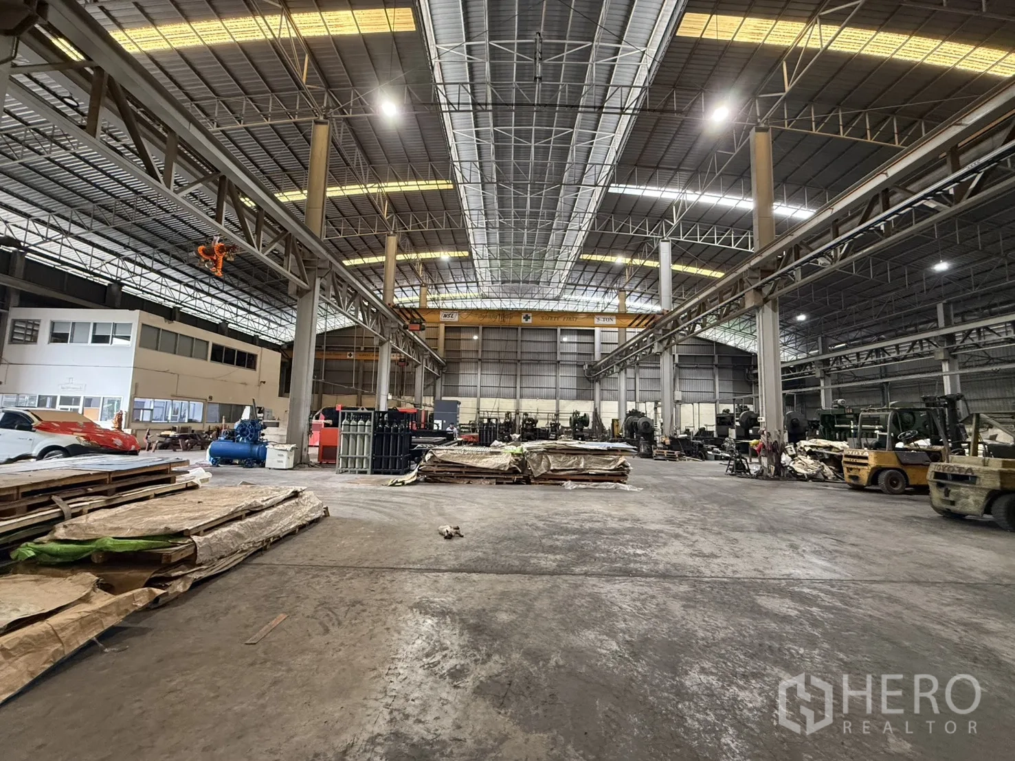 Factory for rent in Bang Phli, Samut Prakan - Spacious warehouse interior showing an overhead gantry crane and open floor area.