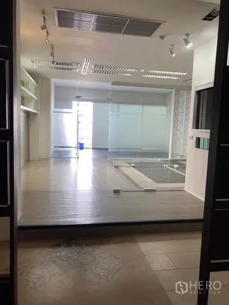 Office Space for rent in Khlong Toei, Bangkok - Open-plan workspace with large glass partition and tiered flooring for cabling.