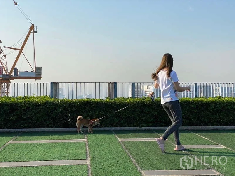 公寓 出租或出售在Chatuchak, Bangkok - 公寓屋顶草坪与步道，远眺城市天际线。