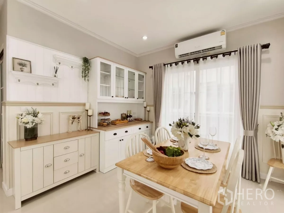 独立式住宅 出租在Khlong Luang, Pathum Thani - 餐厅近景，内置柜、摆盘与空调