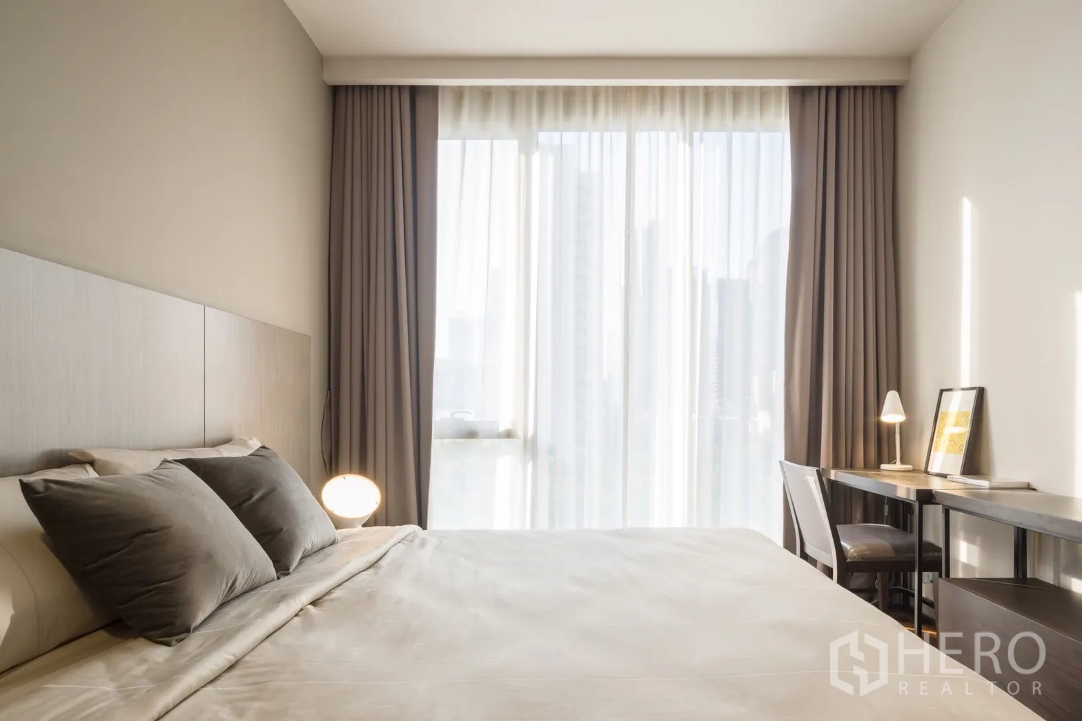 คอนโด for rent in Khlong Toei, Bangkok - มุมครัวเห็นตู้เย็นขนาดใหญ่ อ่างล้างจาน และท็อปหินสีดำเงา