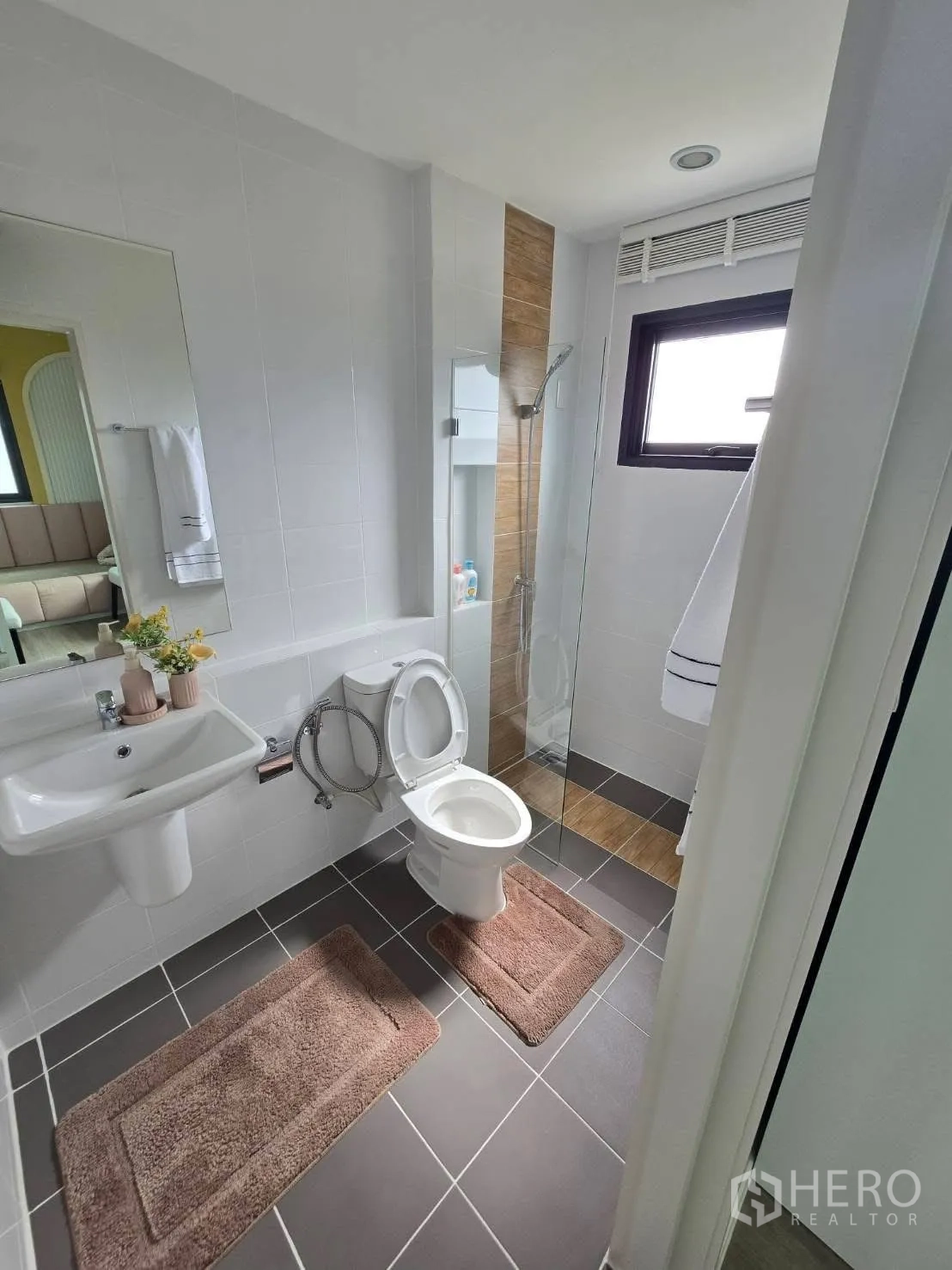 Semi-detached House for rent in Bang Phli, Samut Prakan - Modern bathroom with glass shower screen, toilet and sink.