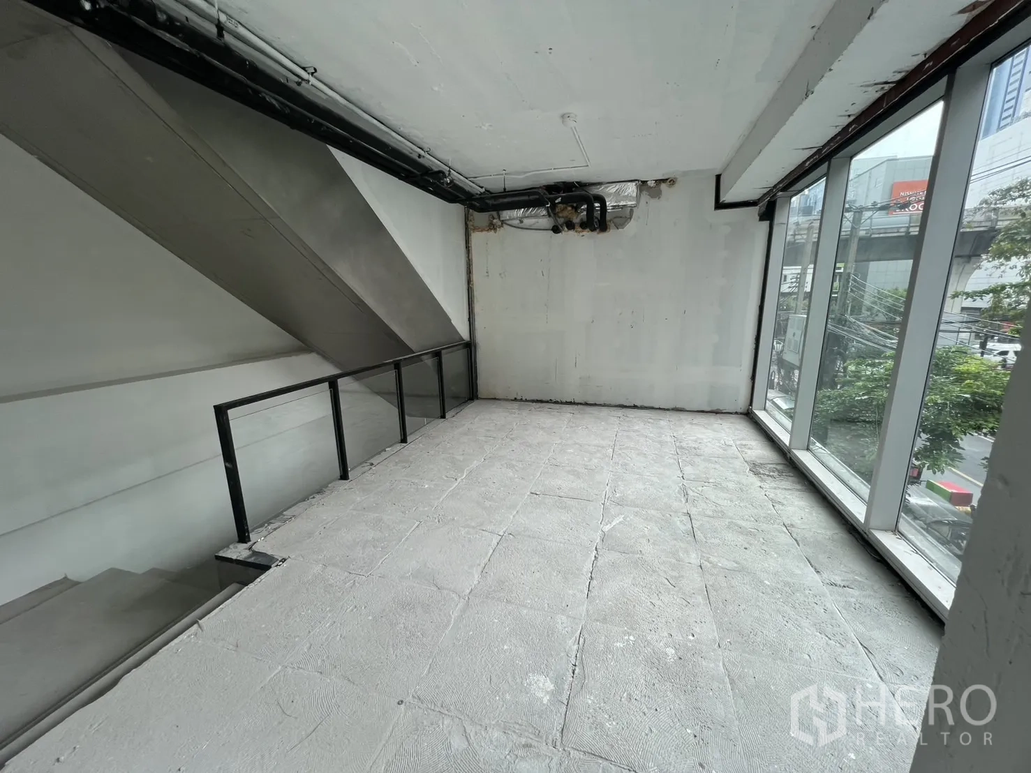 พื้นที่ขายปลีก ให้เช่าในBang Rak, Bangkok - ชานพักเมซซานีนข้างบันได พร้อมมุมกระจกและวิวเมือง