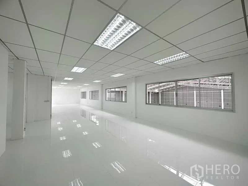 โรงงาน ให้เช่าในPathum Thani - พื้นที่สำนักงานเปิดโล่งยาว พร้อมไฟฟลูออเรสเซนต์และหน้าต่างบานใหญ่