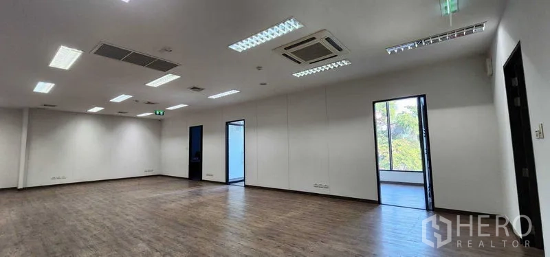 办公空间 出租在Khlong San, Bangkok - 明亮办公区，吊顶嵌入式空调与大窗户采光充足。