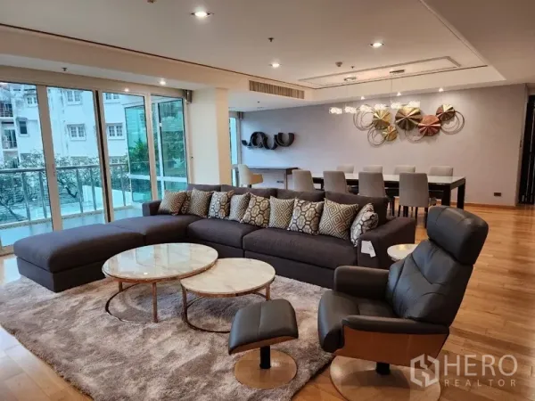 公寓 出租在Khlong Toei, Bangkok - 空堤区豪华公寓宽敞客厅，L型沙发、阳台与木地板