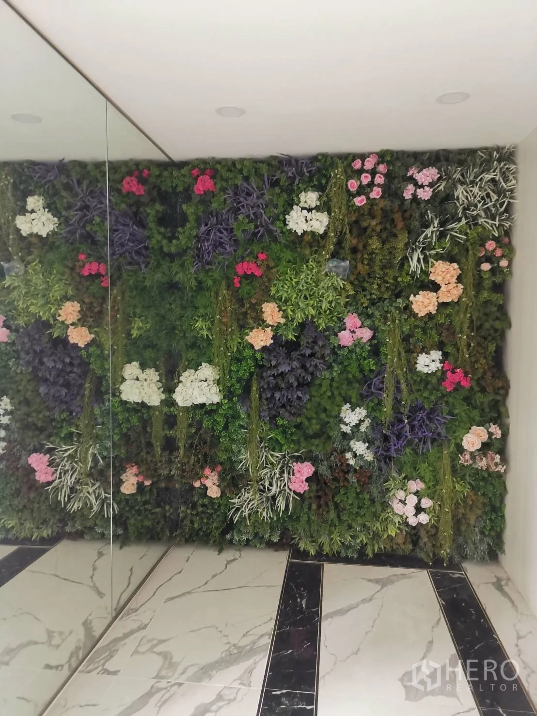 零售空间 出租 - 天窗之下的黑色金属吧台与楼梯