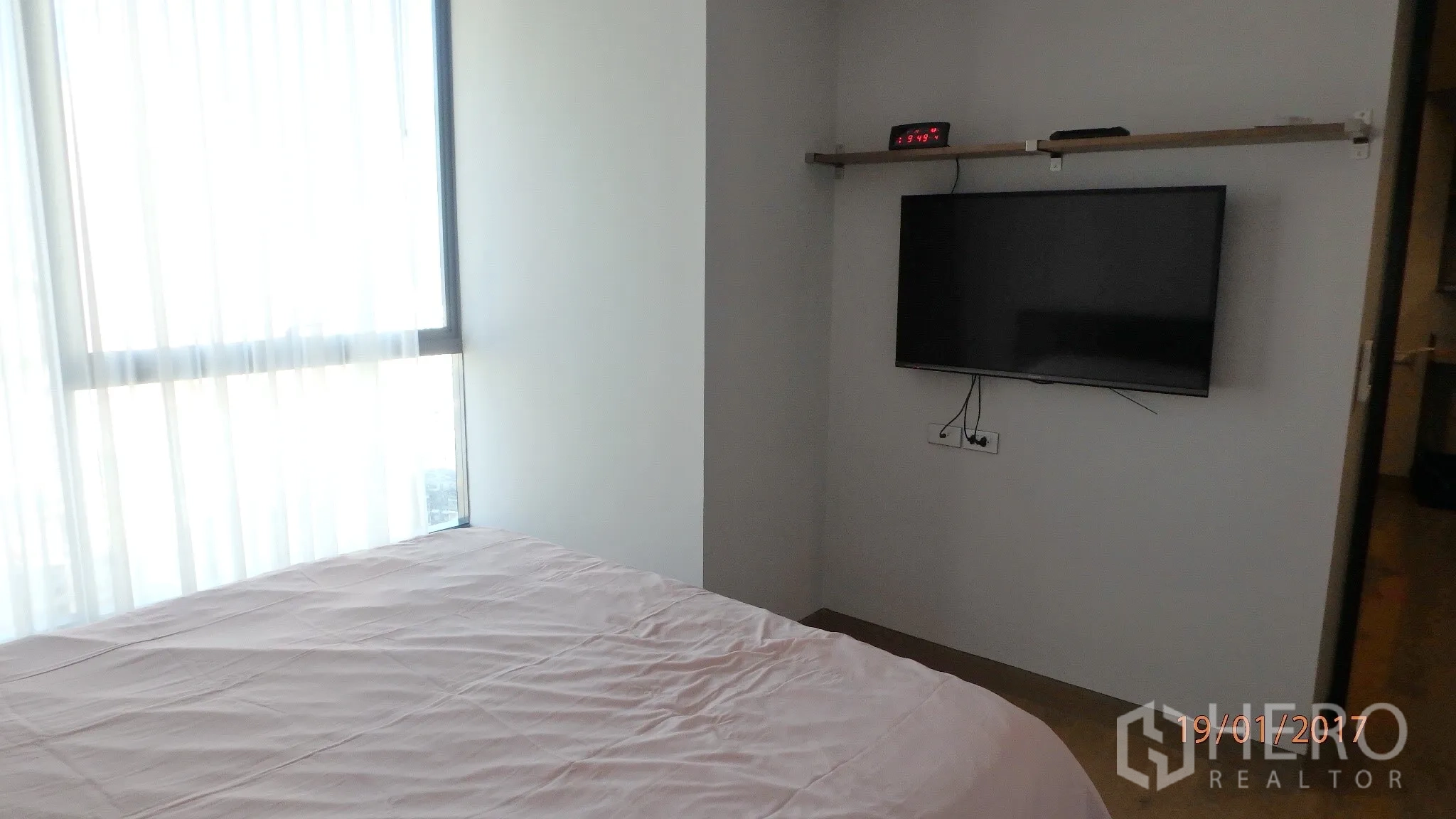 คอนโด ให้เช่าในKhlong Toei, Bangkok - ห้องนอนรับแสงธรรมชาติ หน้าต่างเต็มบานพร้อมผ้าม่านโปร่ง ทีวีติดผนัง และเตียงจัดเรียบร้อย