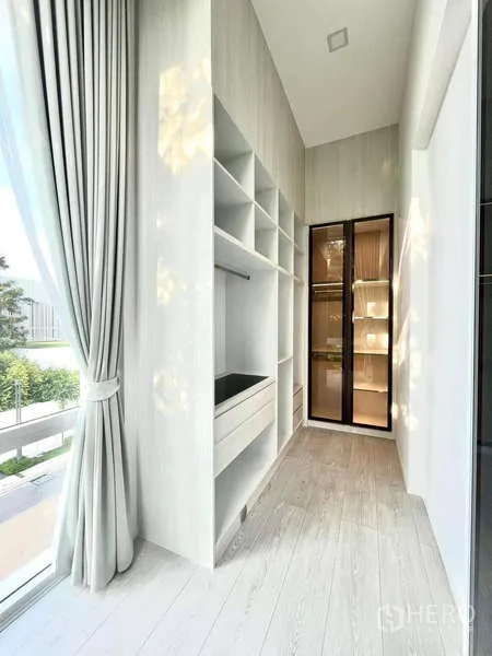 独立式住宅 出租或出售在Bang Phli, Samut Prakan - 狭长衣帽区，开放层架与玻璃门衣柜。