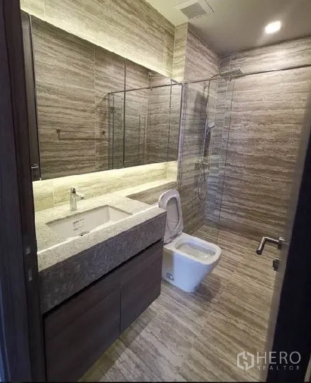 คอนโด ให้เช่าในWatthana, Bangkok - ห้องน้ำสมัยใหม่ กรุหิน ผูกระจกบานใหญ่ เคาน์เตอร์อ่างล้างหน้า และตู้ shower กระจก