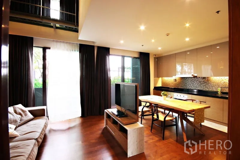 คอนโด ให้เช่าหรือขายในKhlong Toei, Bangkok - พื้นที่นั่งเล่น–ทานอาหาร–ครัวเชื่อมระเบียงมองเห็นต้นไม้