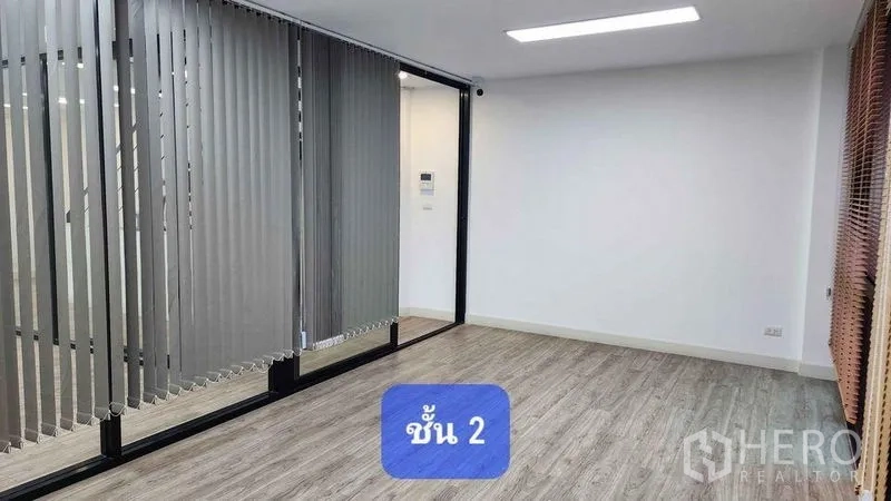 ทาวน์เฮาส์ ให้เช่าในBueng Kum, Bangkok - ห้องชั้นสองกั้นกระจกพร้อมมู่ลี่แนวตั้ง พื้นลายไม้