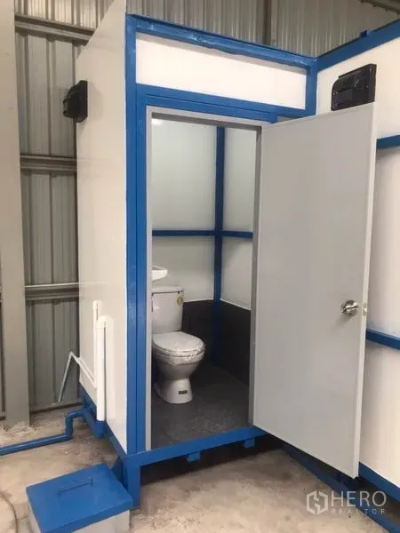 คลังสินค้า ให้เช่าในLat Phrao, Bangkok - ภาพระยะใกล้ของห้องน้ำสะอาดภายในตู้สำนักงานในโกดัง