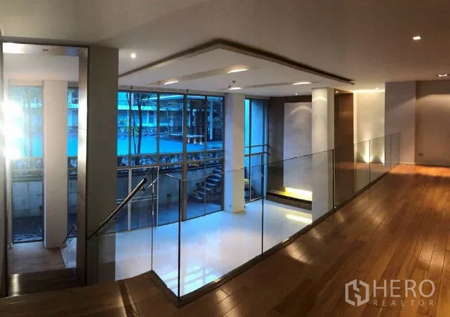 คอนโด ขายในKhlong Toei, Bangkok - โถงทางเดินทันสมัย พื้นไม้ ราวกันตกกระจก มองเห็นสระว่ายน้ำคอร์ตยาร์ดที่คอนโด Ficus Lane ย่านพระโขนง