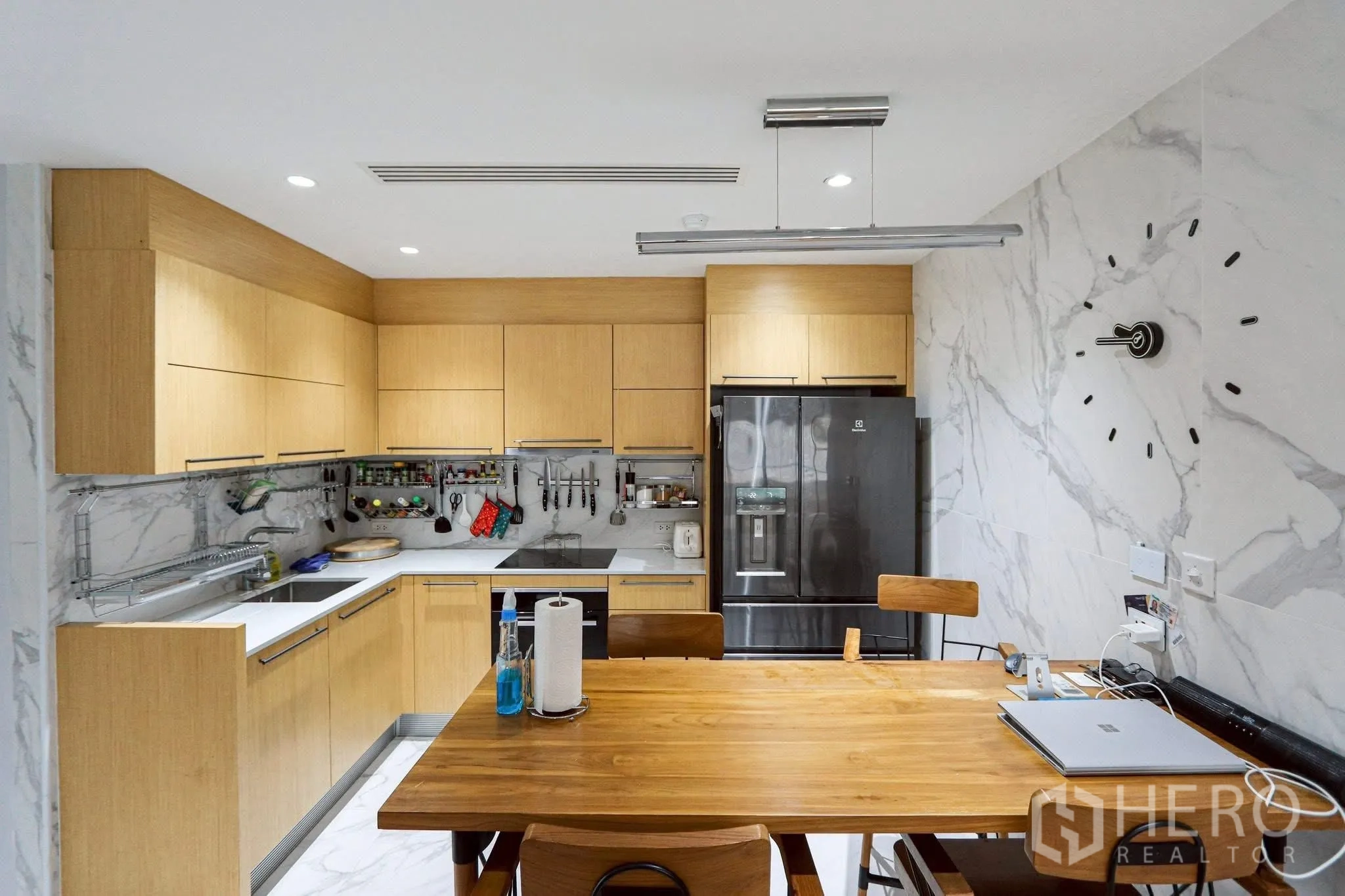 คอนโด ให้เช่าในPathum Wan, Bangkok - ครัวแบบเปิด ตู้ลายไม้ โต๊ะรับประทานอาหาร และตู้เย็นสองประตู