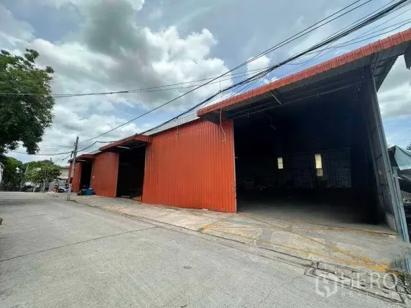 คลังสินค้า ให้เช่าในBang Kapi, Bangkok - มุมโกดังสีแดง แสดงทางรถเข้าออกสะดวกและประตูกว้างรองรับรถบรรทุก