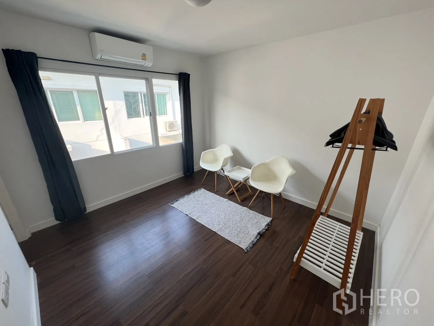 ทาวน์เฮาส์ for rent in Suan Luang, Bangkok - อีกมุมของห้องมินิมอลพร้อมหน้าต่างบานใหญ่และผ้าม่าน.