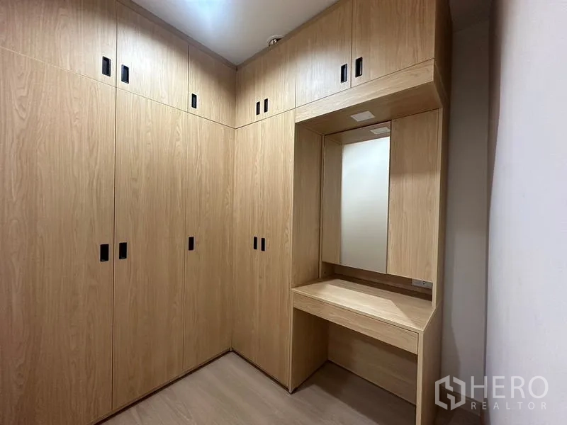 ทาวน์เฮาส์ ให้เช่าหรือขายในPhra Khanong, Bangkok - ลานอเนกประสงค์ด้านหลัง มีแทงก์น้ำและประตูหลังบ้าน