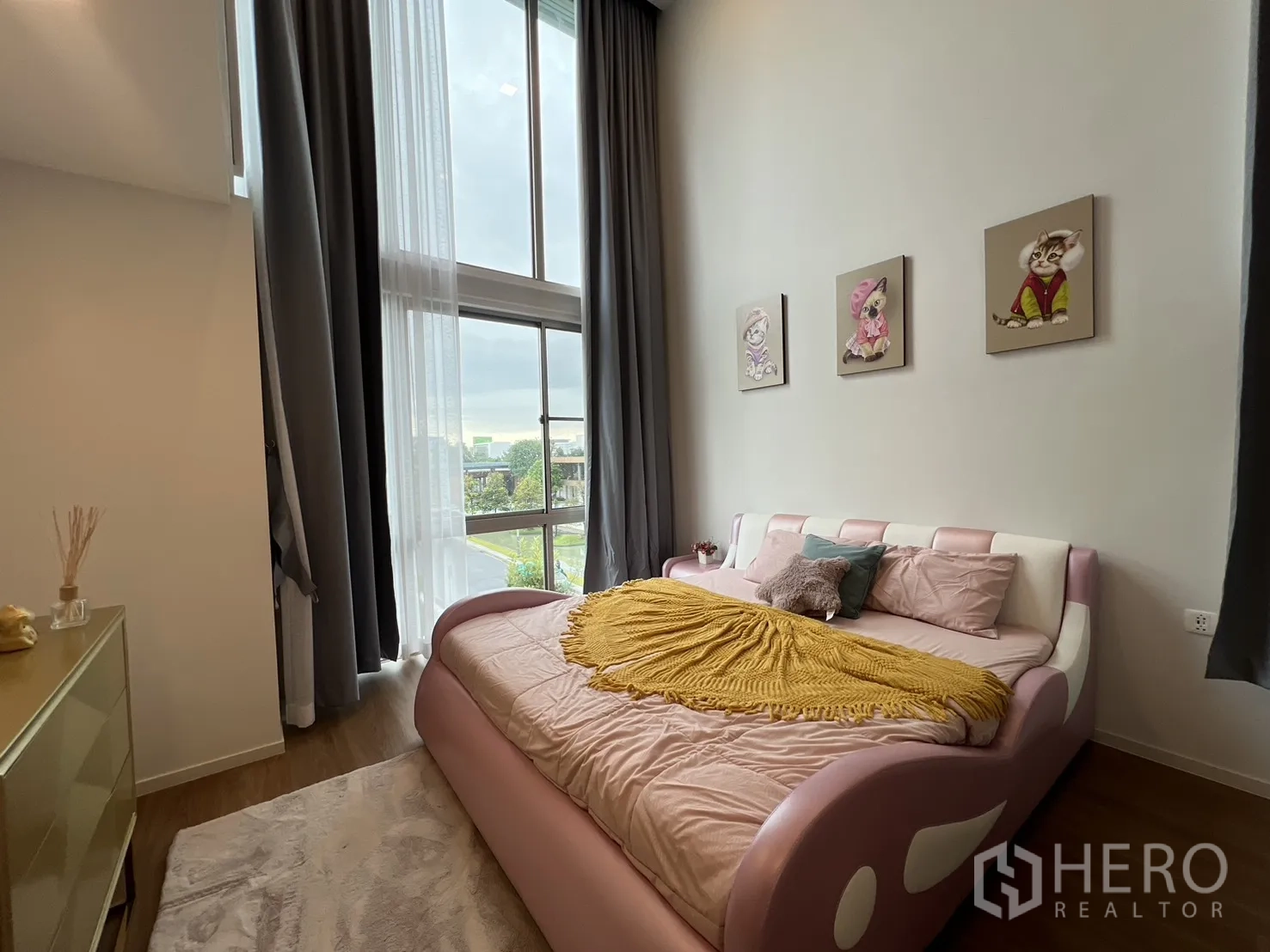 独立式住宅 出租在Saphan Sung, Bangkok - 阁楼视角俯瞰粉色床与金色柜