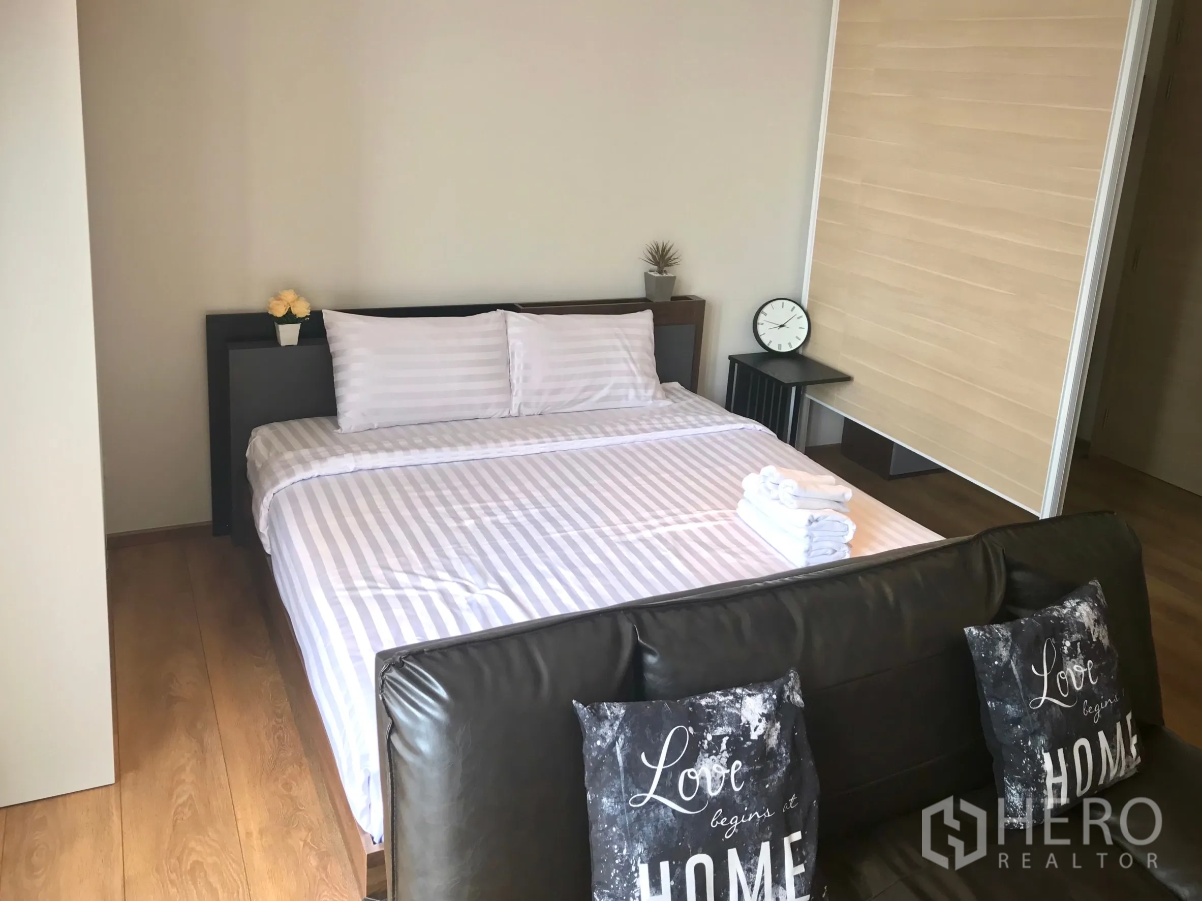 Condominium for sale in Khlong Toei, Bangkok - Cozy bedroom with a double bed, bedside tables, and a sliding partition wall.