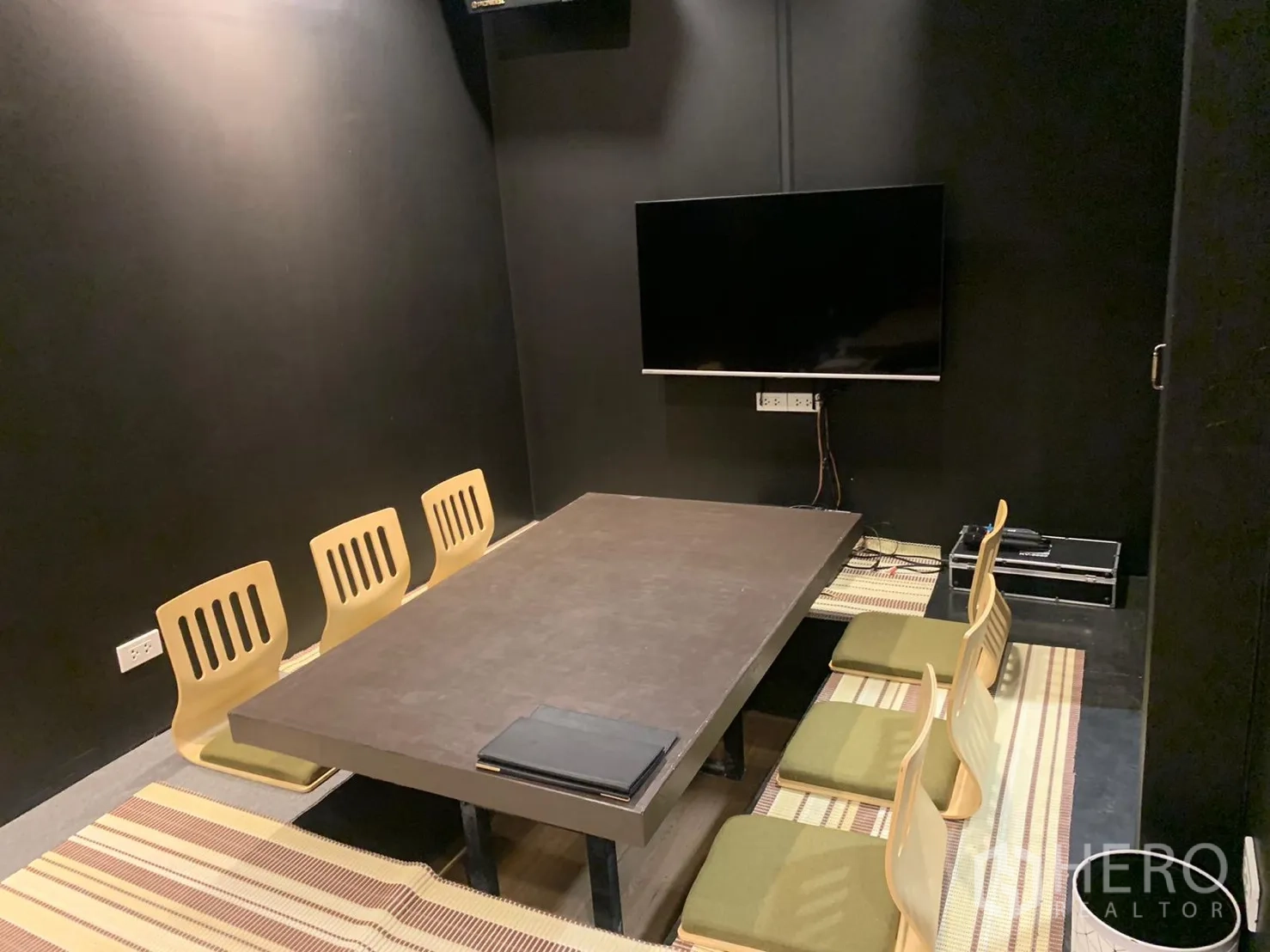 อาคารพาณิชย์ ให้เช่าในBangkok - ห้องประชุมสไตล์ทาทามิ มีเบาะนั่งพื้นและทีวีติดผนัง