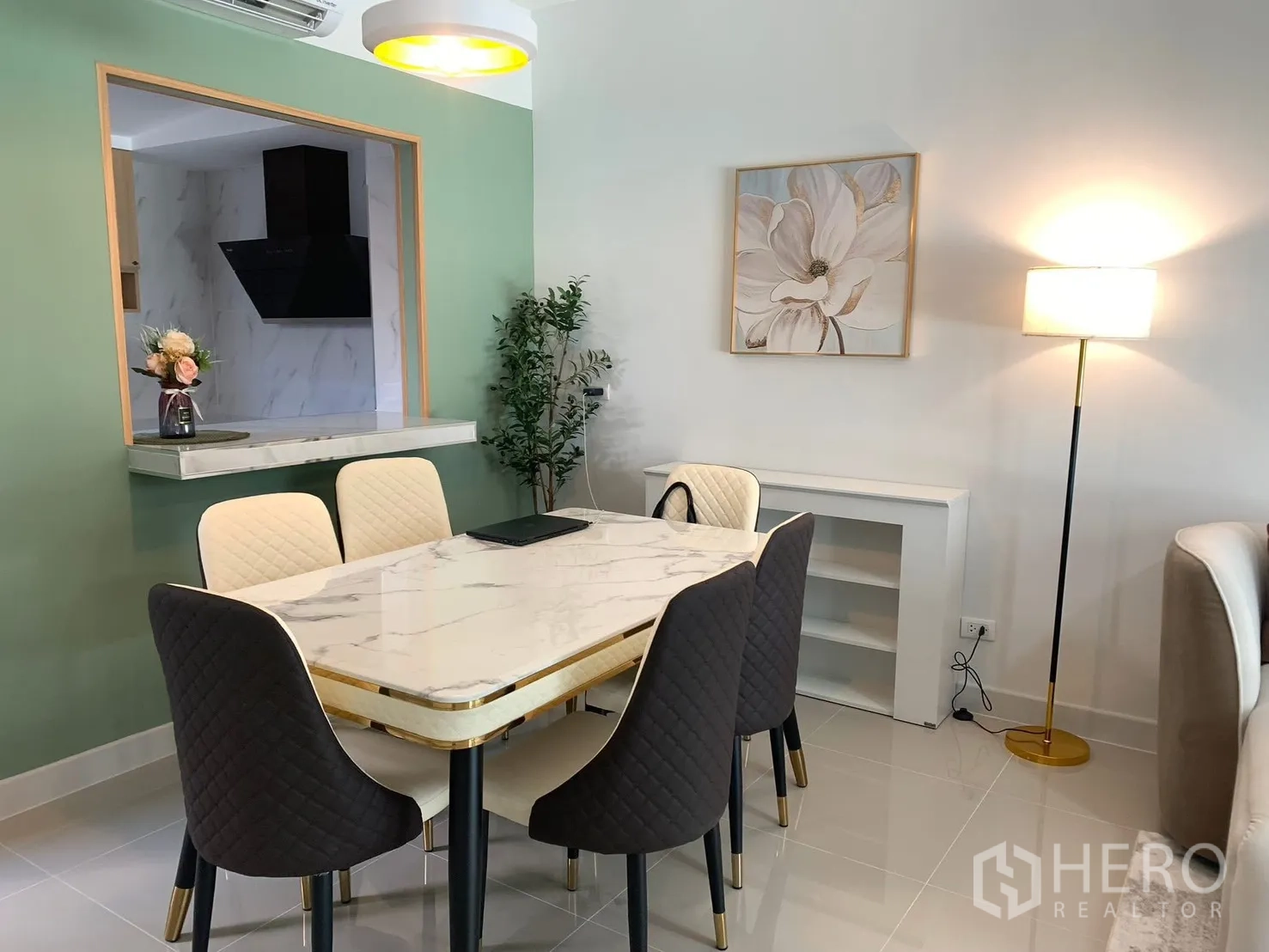 ทาวน์เฮาส์ for rent in Bang Phli, Samut Prakan - มุมทานข้าวโต๊ะท็อปหินอ่อน 6 ที่นั่ง ติดช่องเสิร์ฟเชื่อมครัว