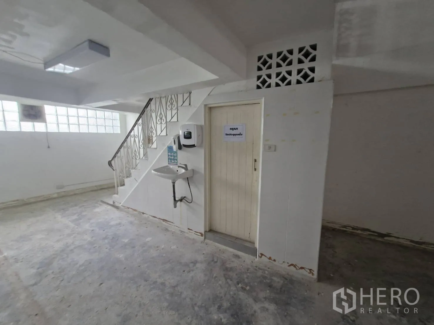อาคารพาณิชย์ ให้เช่าในYan Nawa, Bangkok - มุมบันไดพร้อมอ่างล้างมือและห้องเก็บของ ภายในอาคารพาณิชย์