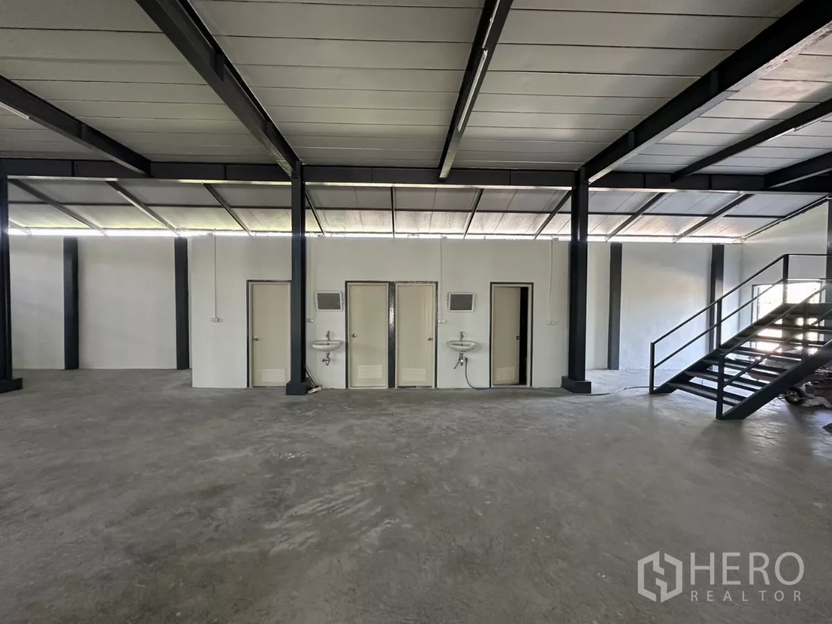 货栈 出租在Prawet, Bangkok - 多扇卫生间门与金属楼梯通往夹层的设施墙面。