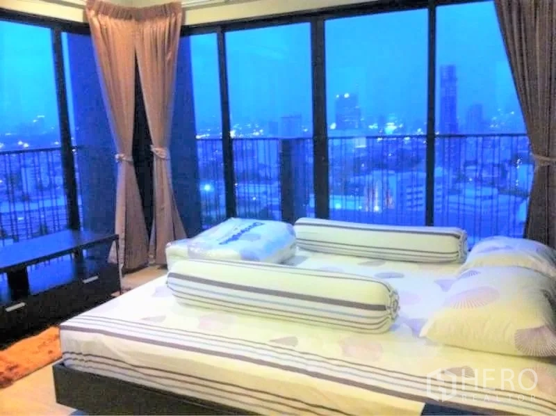 คอนโด ให้เช่าในWatthana, Bangkok - ห้องนอนมุมกระจกเต็มผนังพร้อมผ้าม่าน มอบมุมมองเมืองกว้างไกล