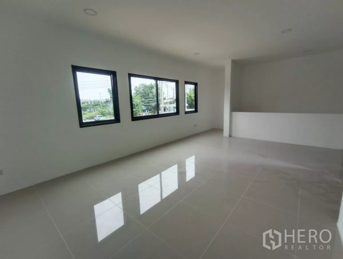 工厂 出租或出售在Bang Yai, Nonthaburi - 二层开放式办公室，多扇窗与瓷砖地面