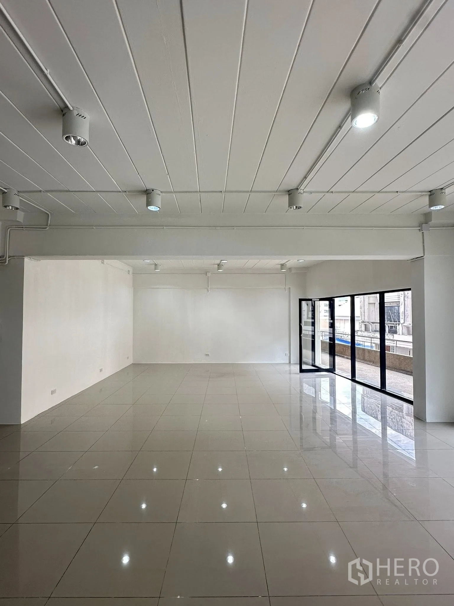 สำนักงาน ให้เช่าในWatthana, Bangkok - ออฟฟิศสว่างพร้อมประตูกระจกเต็มบานเปิดออกสู่ระเบียงทางเดิน