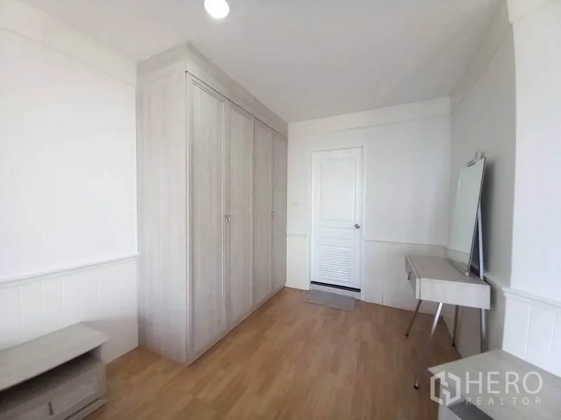 公寓 出租在Khlong Toei, Bangkok - 过道角落设大衣柜与梳妆书桌。