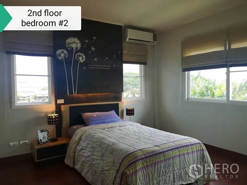 บ้าน ให้เช่า - ห้องนอนอบอุ่น ผนังลายดอกแดนดิไลออน เตียงเดี่ยว มีหน้าต่างสองบานและเครื่องปรับอากาศ