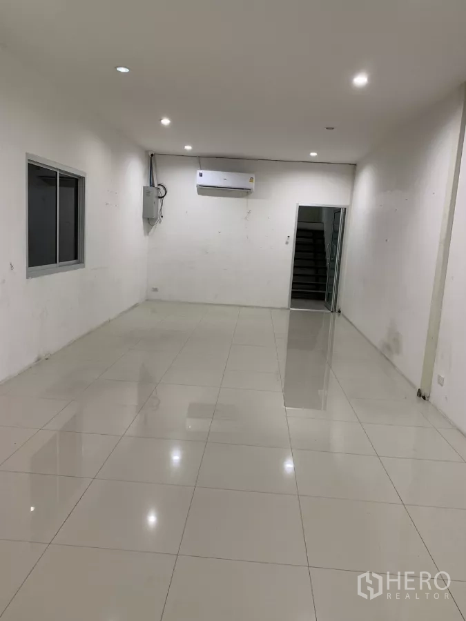 คลังสินค้า ให้เช่าในBang Kapi, Bangkok - ออฟฟิศอีกห้อง พื้นกระเบื้องเงา ไฟฝังฝ้า และเครื่องปรับอากาศติดผนัง