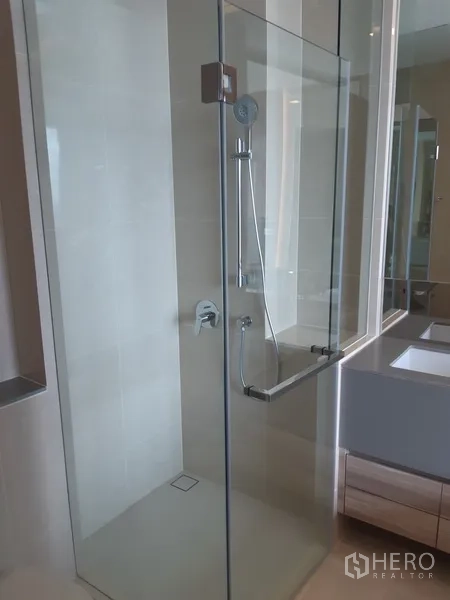 คอนโด ให้เช่าหรือขายในWatthana, Bangkok - ตู้ฝักบัวกระจกพร้อมชุดฝักบัวในห้องน้ำร่วมสมัย