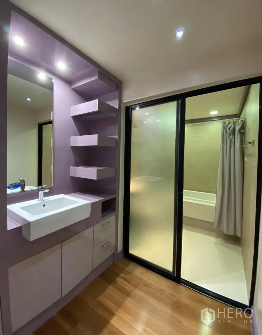 คอนโด ให้เช่าในWatthana, Bangkok - มุมแต่งตัวพร้อมอ่างล้างหน้า ชั้นวางบิวท์อิน และประตูกระจกบานเลื่อนไปห้องอาบน้ำ