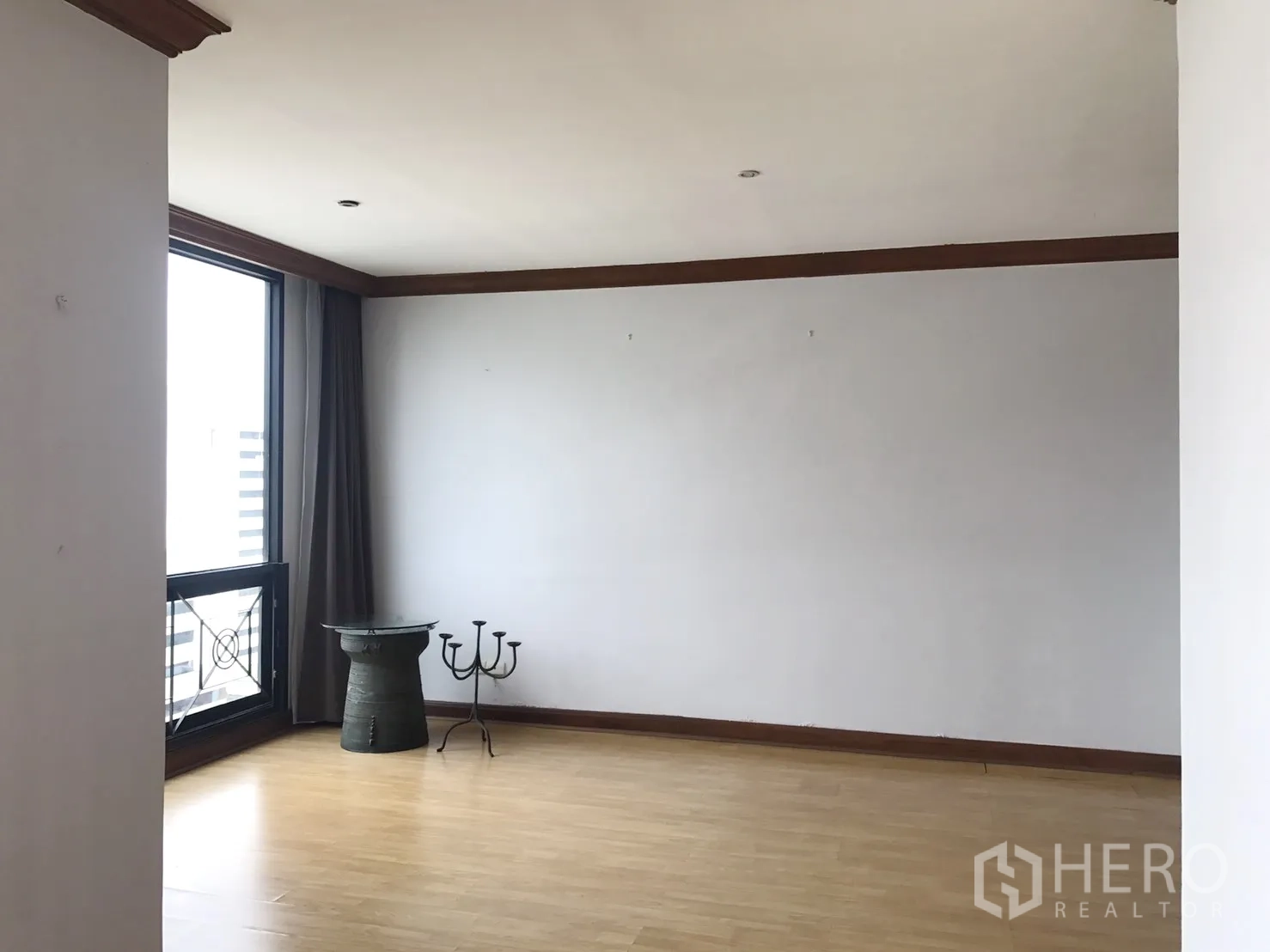 คอนโด ให้เช่าในPathum Wan, Bangkok - ห้องอเนกประสงค์โล่ง พื้นไม้ หน้าต่างบานใหญ่เห็นวิวเมือง