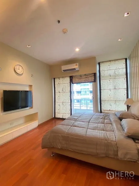 คอนโด ให้เช่าหรือขายในBang Kapi, Bangkok - ห้องนอนใหญ่พื้นไม้ ทีวีติดผนัง และหน้าต่างบานใหญ่พร้อมมู่ลี่