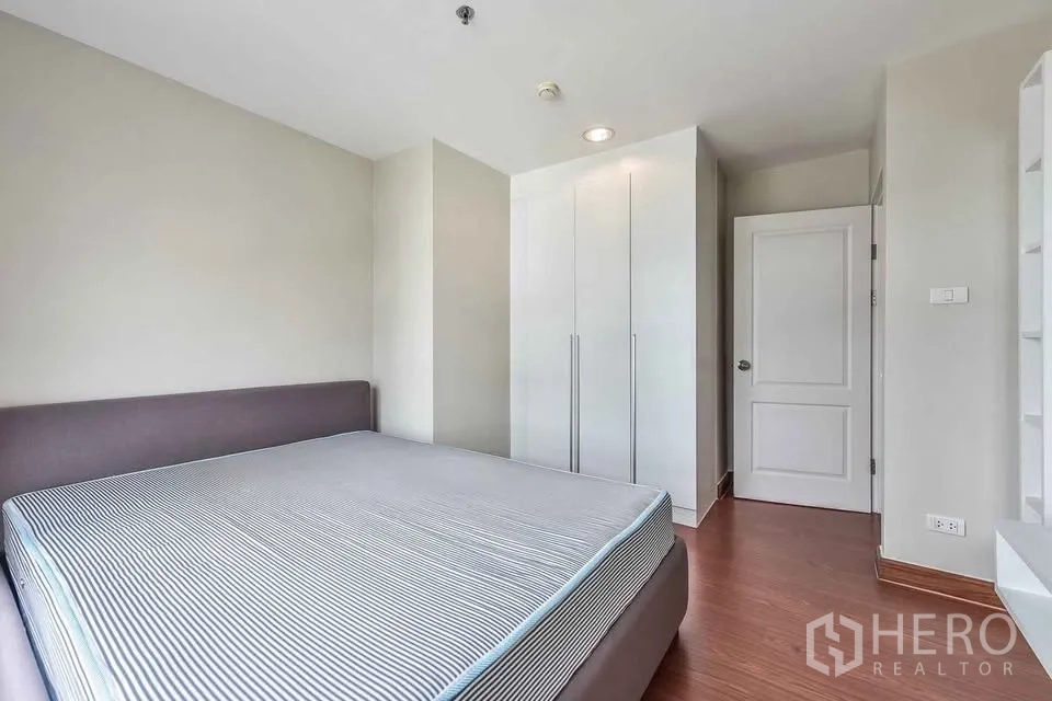 公寓 for rent in Huai Khwang, Bangkok - 主卧配大床、内置衣柜与浅色墙面。