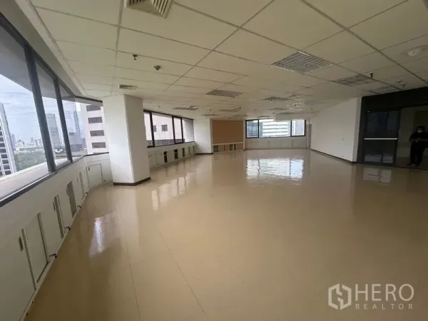 สำนักงาน ให้เช่าในBang Rak, Bangkok - สำนักงานมุมอาคารสว่าง เพดานฝ้าหลายดวงไฟ แอร์ และพื้นกระเบื้องเงา