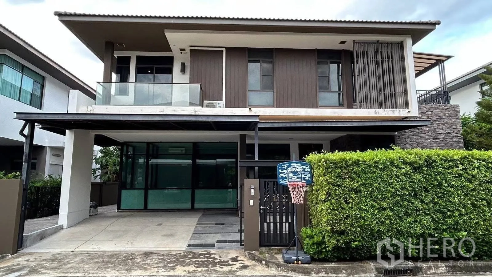 บ้านเดี่ยว for rent in Prawet, Bangkok - ด้านหน้าบ้านสองชั้นสมัยใหม่ มีระเบียง โรงจอดรถ และประตูรั้ว