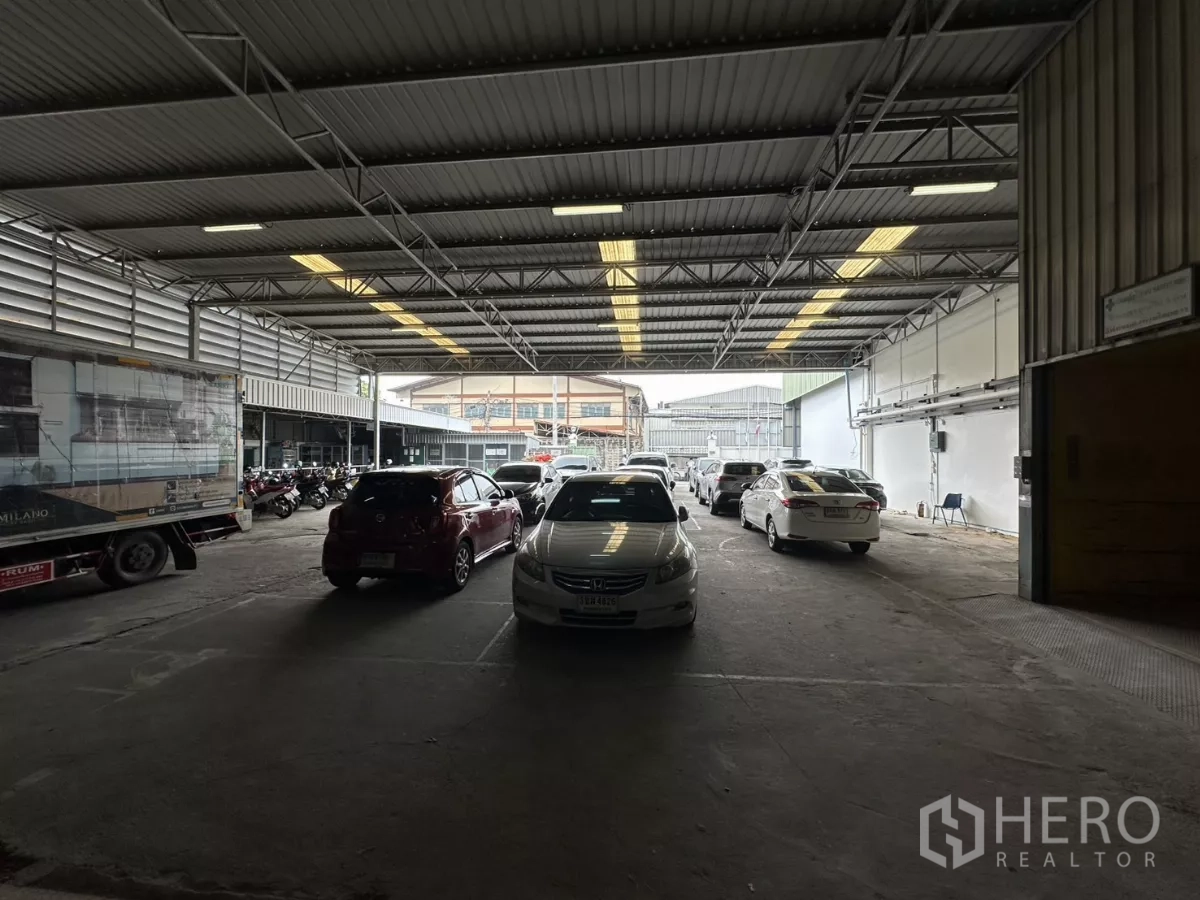 คลังสินค้า ให้เช่าในYan Nawa, Bangkok - โถงทางผ่านขนาดใหญ่ภายในโกดัง มีรถยนต์และรถบรรทุกจอดอยู่