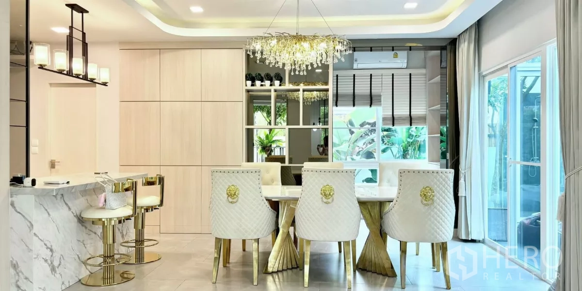 บ้าน ให้เช่าหรือขายในPrawet, Bangkok - โซนทานอาหารหรูด้วยโคมระย้า โต๊ะสีขาวตกแต่งสีทอง เชื่อมต่อประตูบานเลื่อนไปยังลานบ้าน