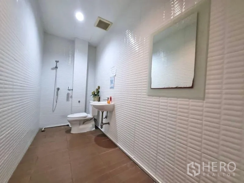 店屋 出租在Watthana, Bangkok - 整洁卫生间，带淋浴、马桶、洗手盆与白色立体墙砖。