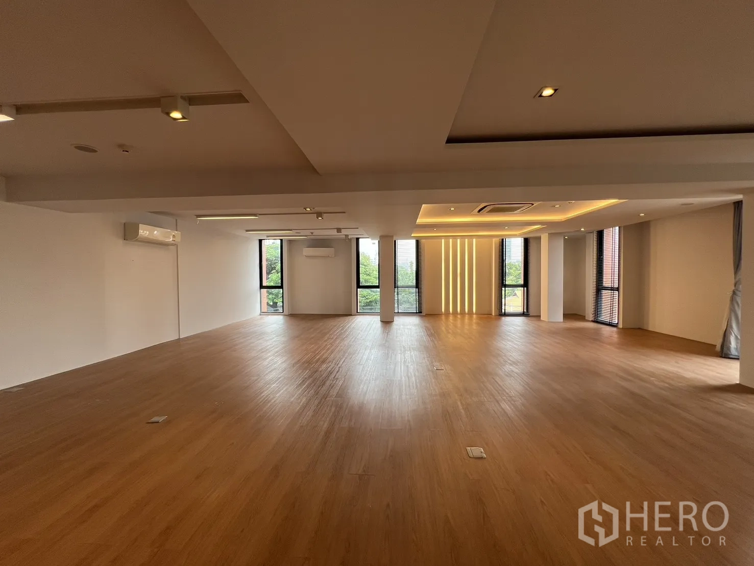 零售空间 出租在Khlong Toei, Bangkok - 混合饰面展厅，鱼骨拼地砖与石材入口