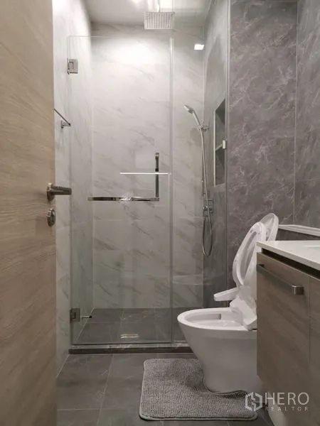 公寓 出租 - 现代卫浴，玻璃干湿分离淋浴间，顶喷与手持花洒，灰色岩板墙地。