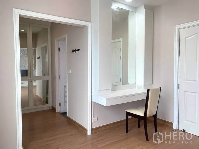 บ้าน ให้เช่าในSuan Luang, Bangkok - มุมแต่งหน้าติดผนังพร้อมกระจกบานใหญ่ เชื่อมต่อโถงทางเดิน