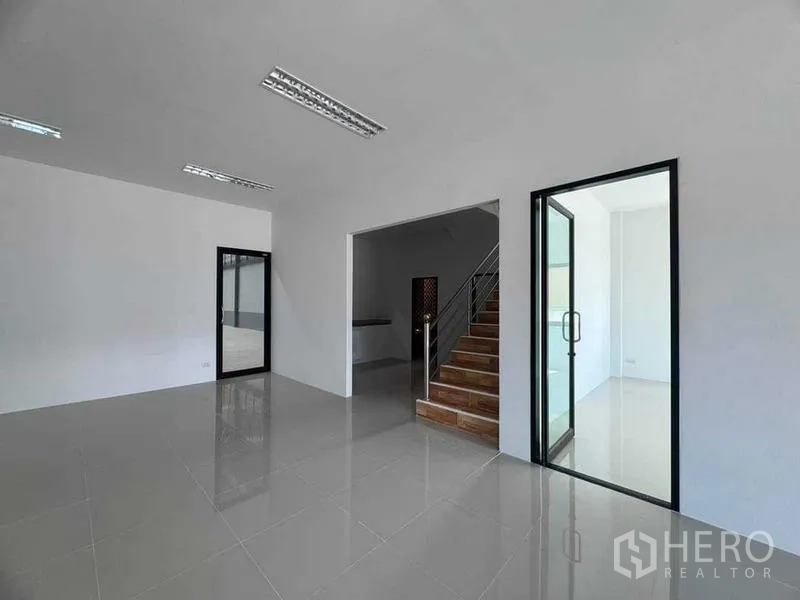 工厂 出售在Samut Sakhon - 一层办公室，玻璃隔间与楼梯通往二层。