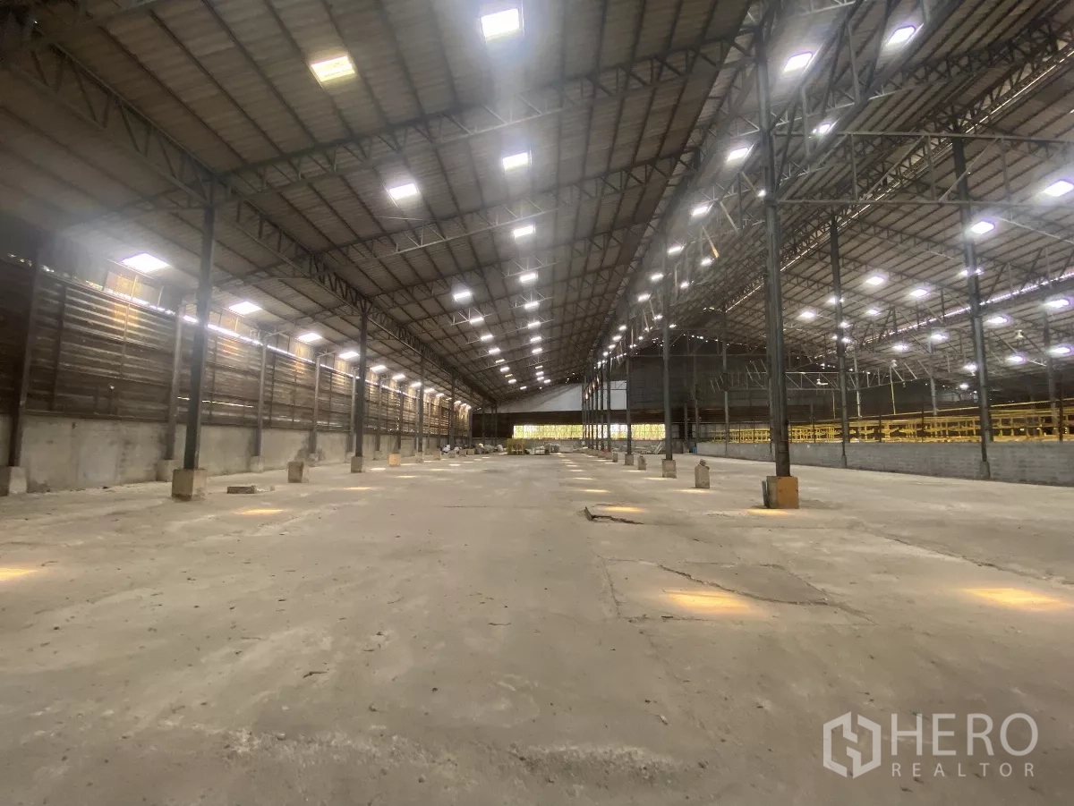 工厂 出租在Mueang Nakhon Pathom, Nakhon Pathom - 仓库中央通道视角，天窗与大面积地面一览。
